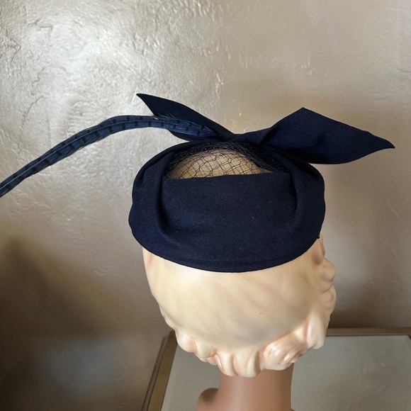 SOPHISTICATED 1950's NAVY FELT  HAT + VERY LONG FEATHER, OPEN CROWN & BOW - Picture 5 of 15